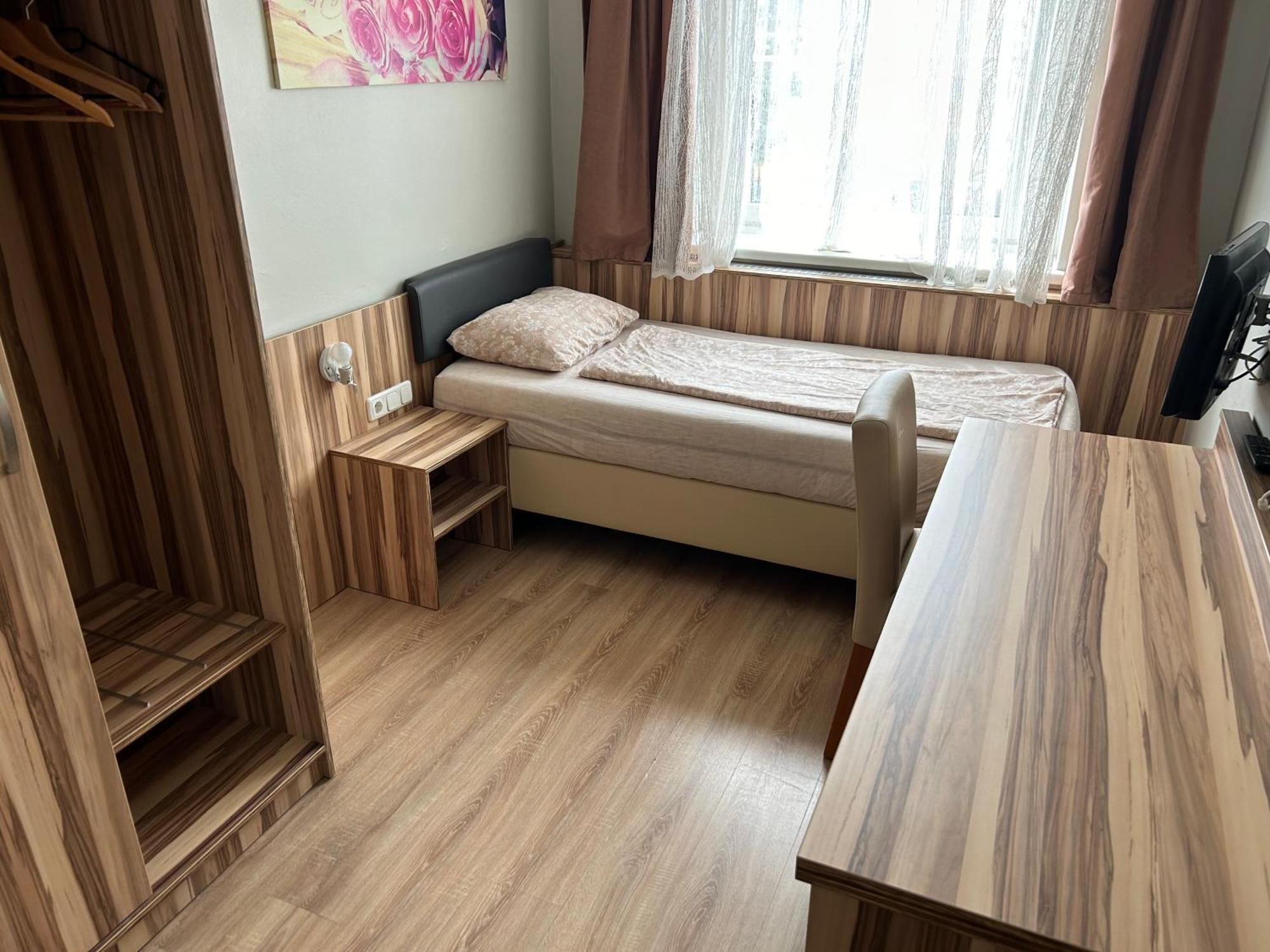 "Am Limes" Hotel Enns Esterno foto
