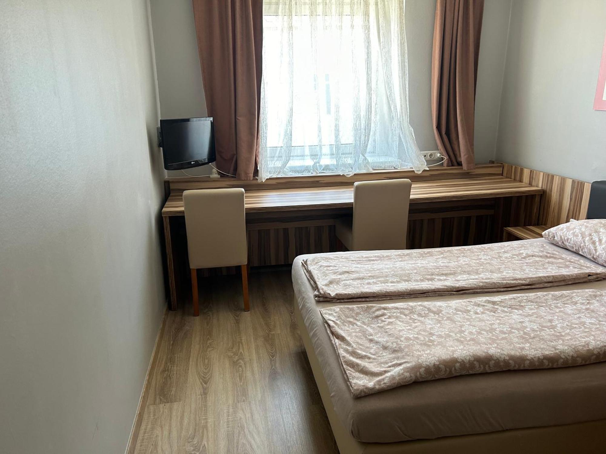 "Am Limes" Hotel Enns Esterno foto