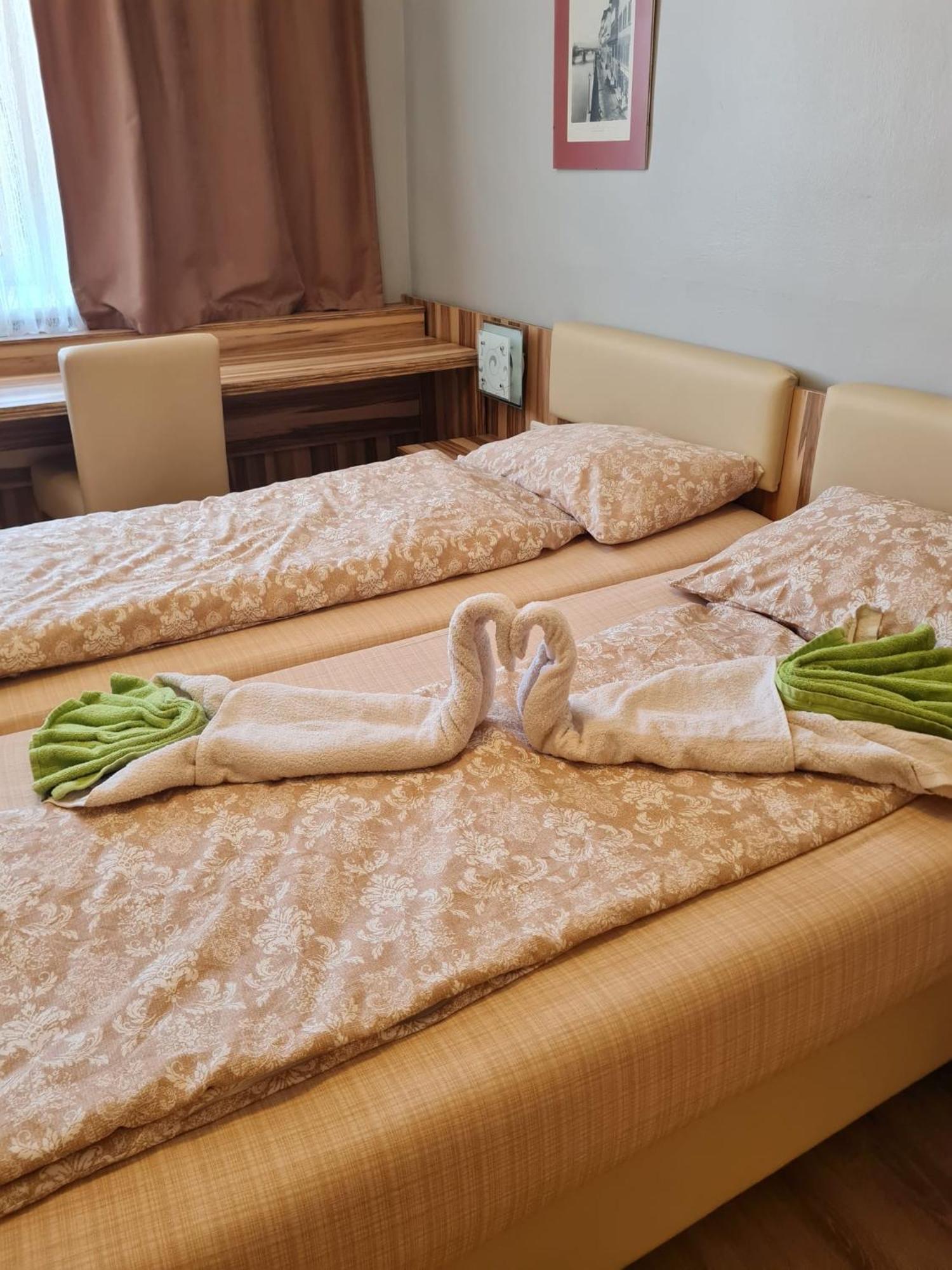 "Am Limes" Hotel Enns Esterno foto